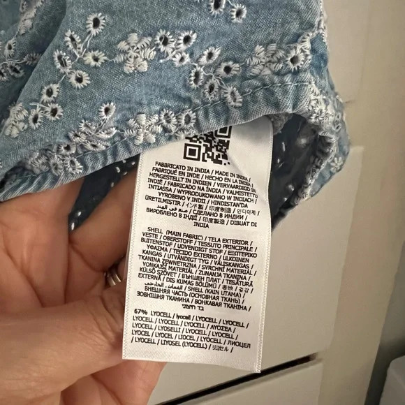 Guess Chambray Eyelet Tie Front Shirt Blue Western Floral Embroidered Top M - Picture 6 of 7